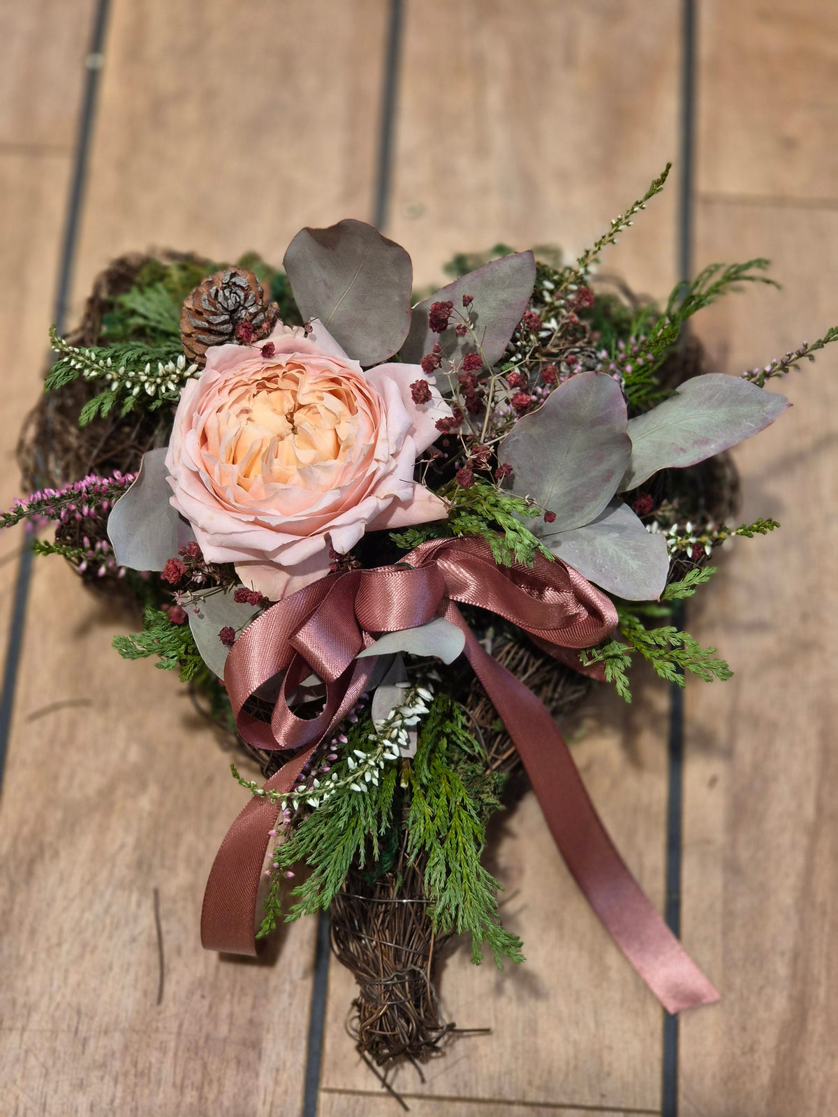 Gravhjarter med rose og sløyfe