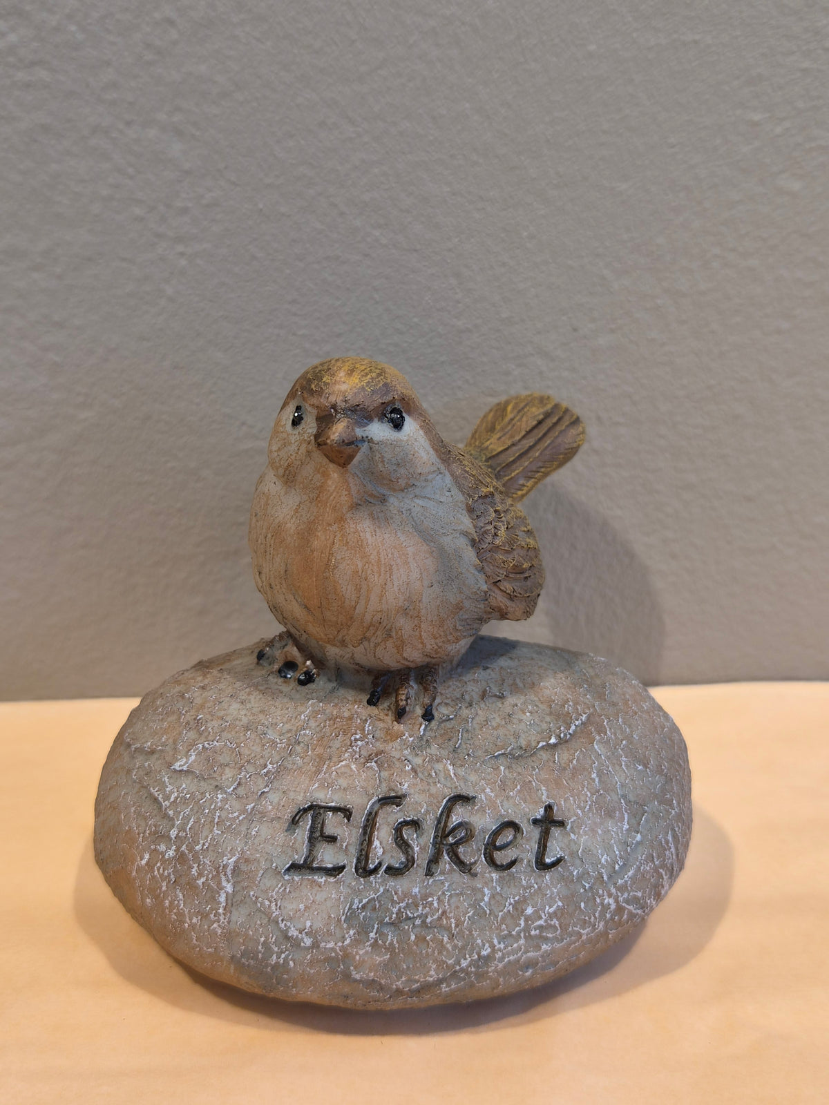 Gravpynt, fugl med tekst 'elsket'