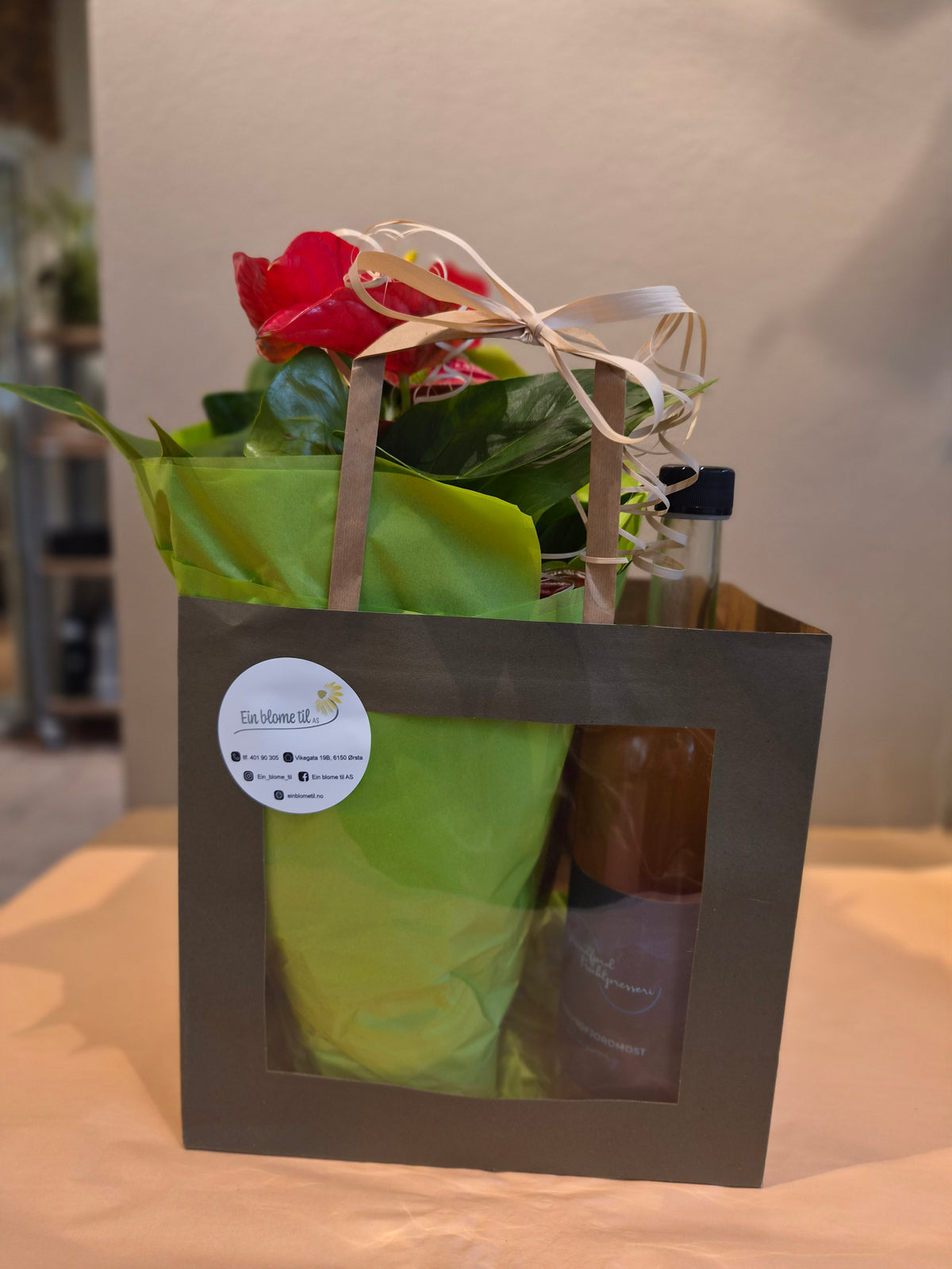 Gåvepose med Anthurium og eplemost