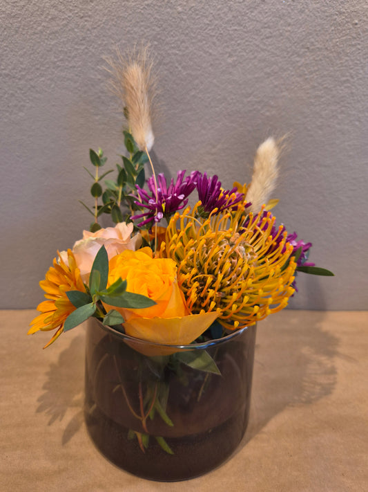 Blomsterarrangement i glass