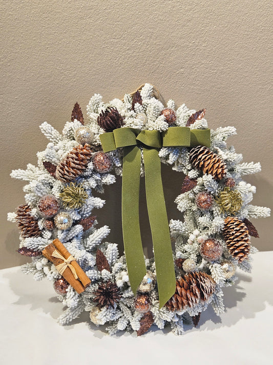 Dørkrans med  grøn sløyfe og pynt