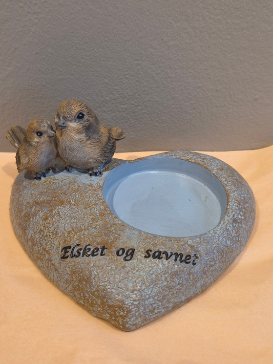 Gravpynt med tekst ''Elsket og savnet''