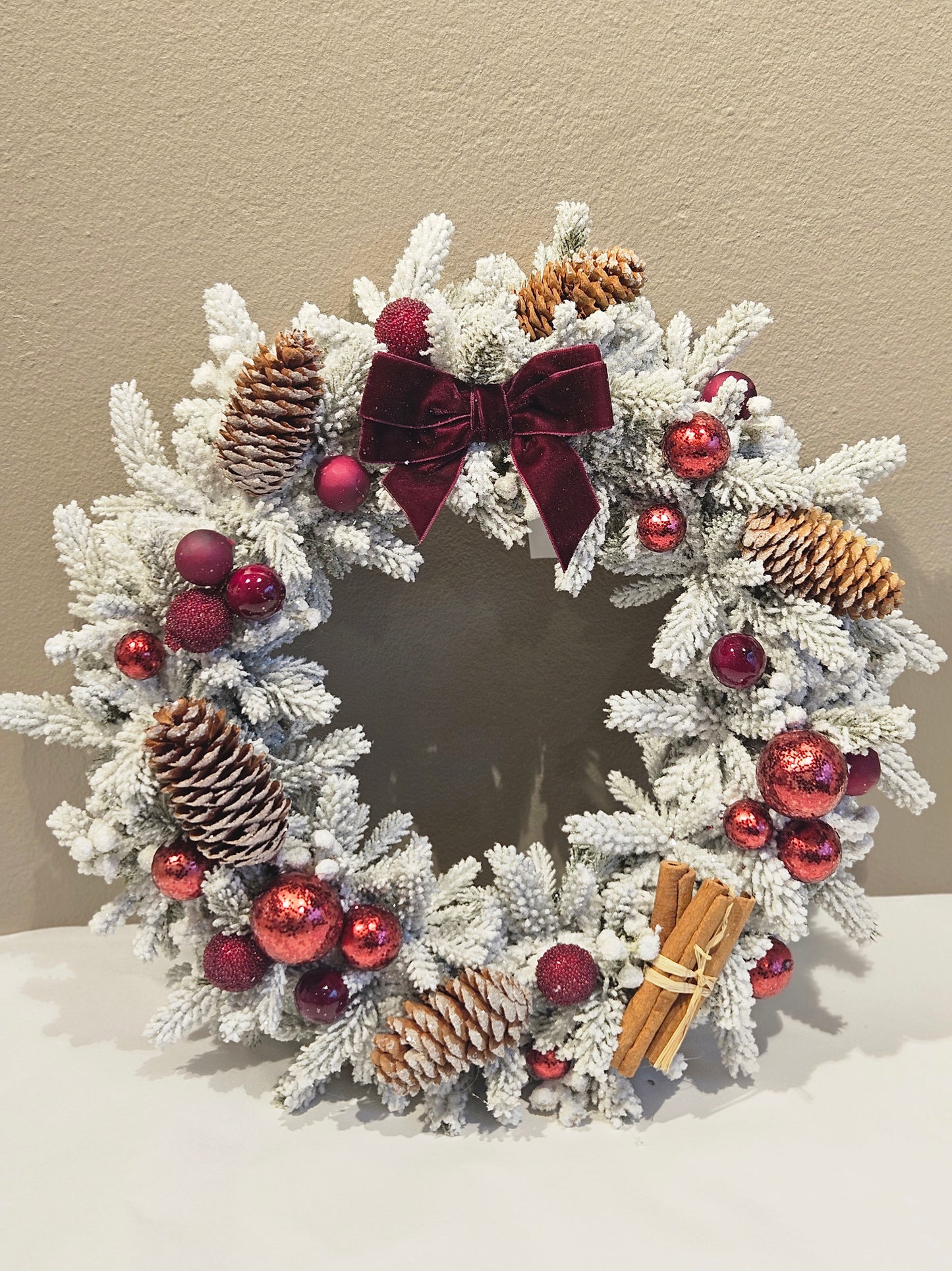 Dørkrans med raud pynt