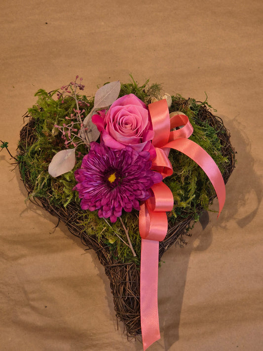 Gravhjerte med rosa rose
