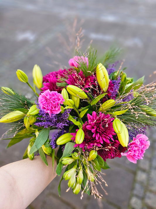 Adventsbukett med liljer og chrysanthemum